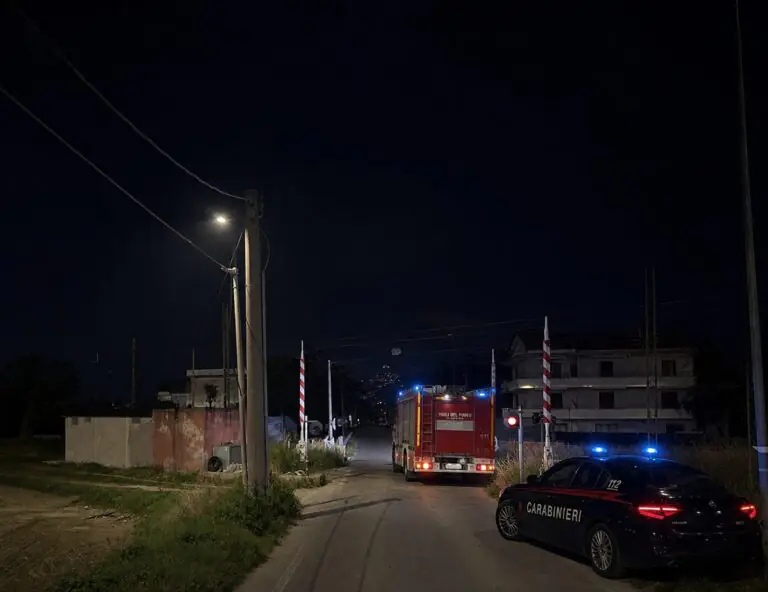 Cavo elettrico si stacca e inizia a sfavillare: strada chiusa nella frazione
