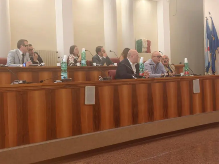 Minoranza diserta il Consiglio comunale: «Gravi violazioni dei nostri diritti»