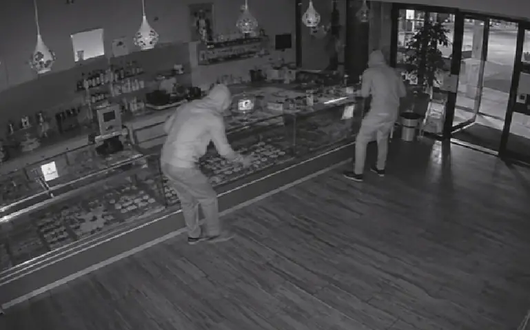 Colpo in pasticceria con la spaccata, ladri in fuga con l’incasso