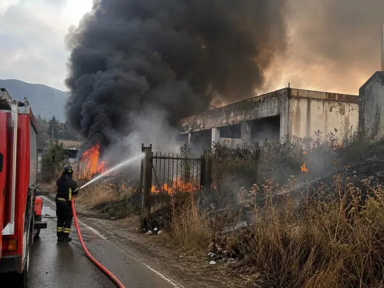 Vasto rogo minaccia ex fabbrica, pompieri in azione