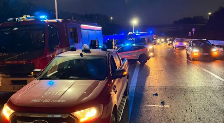Scoppia pneumatico e auto si schianta, 5 estratti dalle lamiere. Le loro condizioni