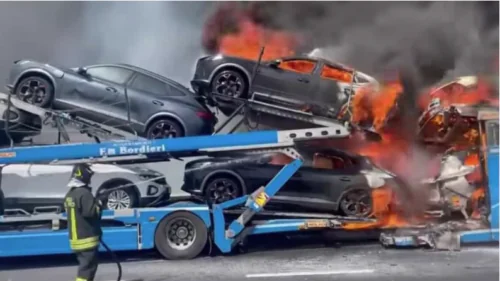 bisarca con auto incendiate