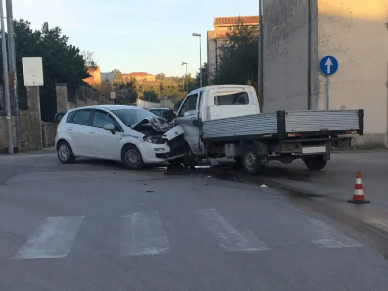 Brutto incidente all’incrocio, paura per i coinvolti. Traffico in tilt