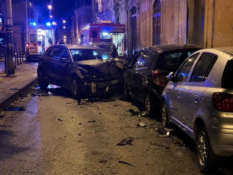 Auto sbanda e finisce contro vetture, paura per 2 giovani