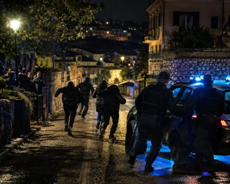 Inseguimento da film nella frazione, residenti aiutano le autorità nella caccia ai banditi