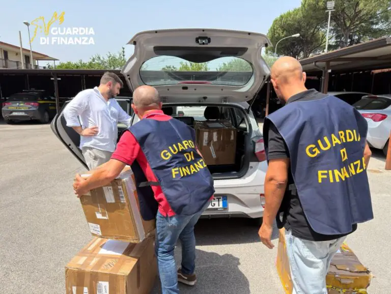 Finanzieri sequestrano vestiti falsi e li consegnano ai bisognosi