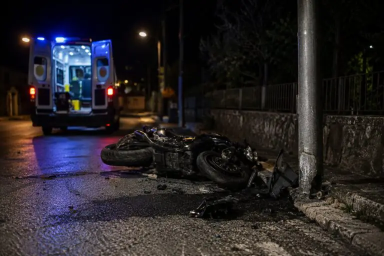 Sbanda e si schianta contro palo, giovane centauro trasportato d’urgenza