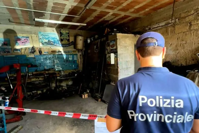 Sequestrata officina abusiva dopo blitz, scatta maxi multa