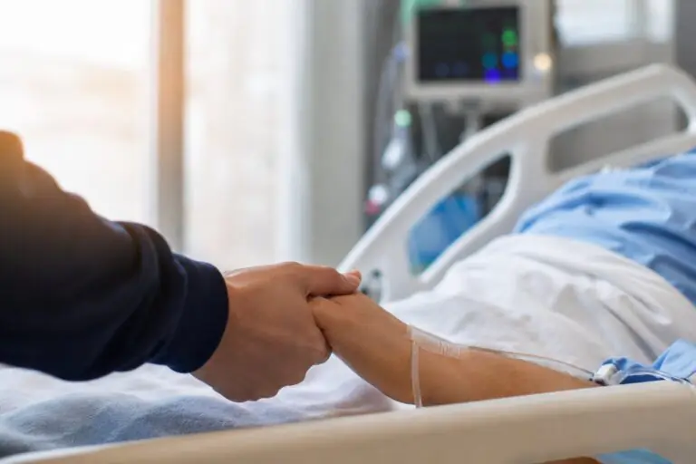 Malore mentre è al mare, 20enne si risveglia dal coma