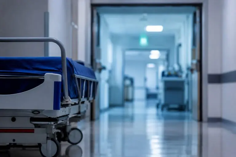 Giovane arriva in clinica e muore: comunità sotto choc