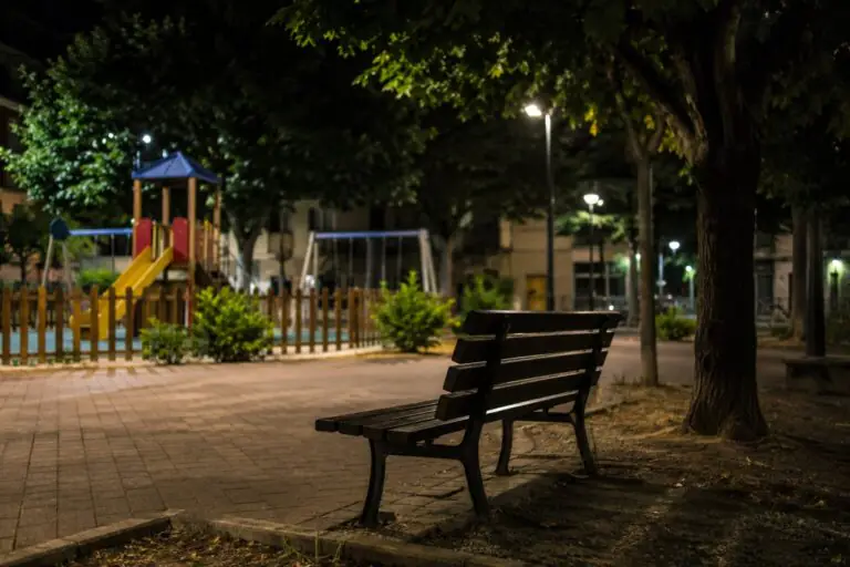 Atti osceni al parco, coppietta da spettacolo davanti a famiglie e bambini