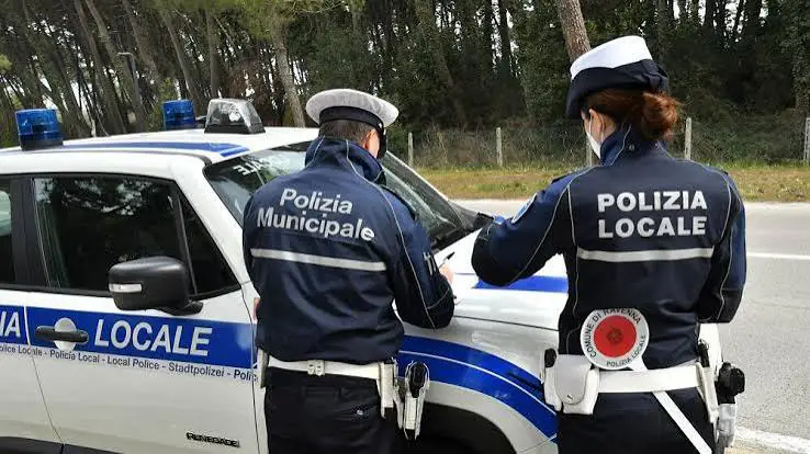 polizia locale fermi per chio usa il cellulare alla guida