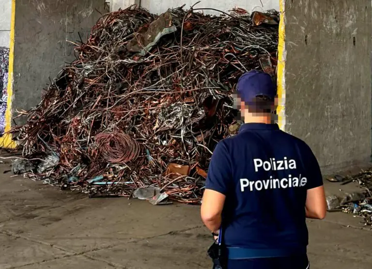 Blitz degli agenti nell’azienda, imprenditore nei guai
