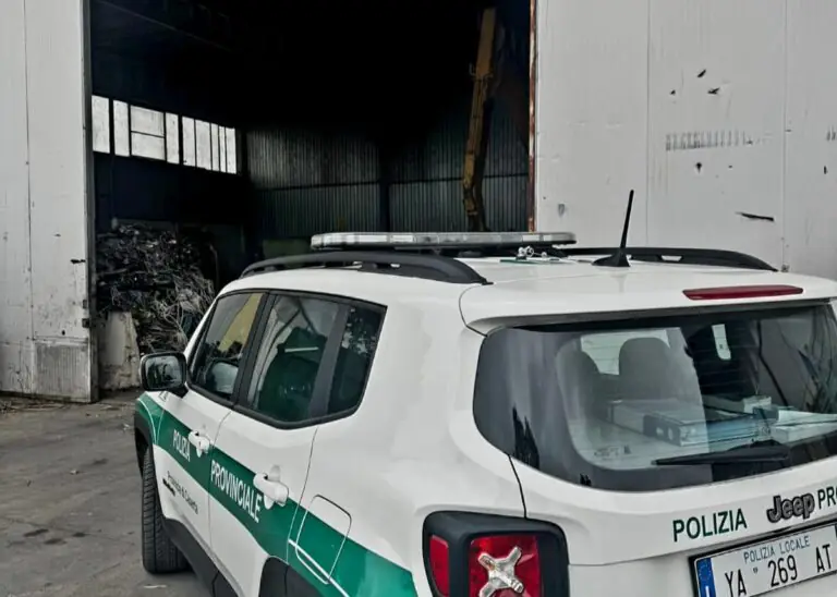 Rifiuti speciali e fusti in un parcheggio per tir: chiuso deposito