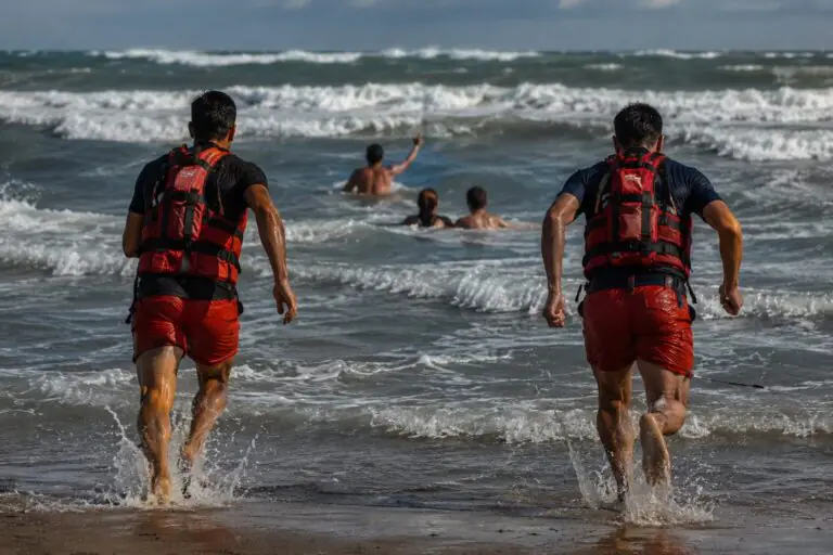 Famiglia trascinata dalla corrente, l’eroico intervento di 2 militari fuori servizio