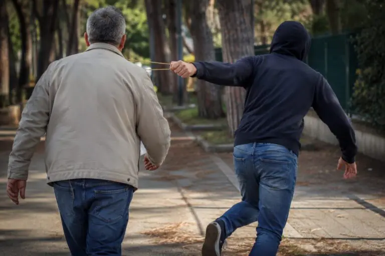Scippato in pieno giorno, paura nei pressi del Parco