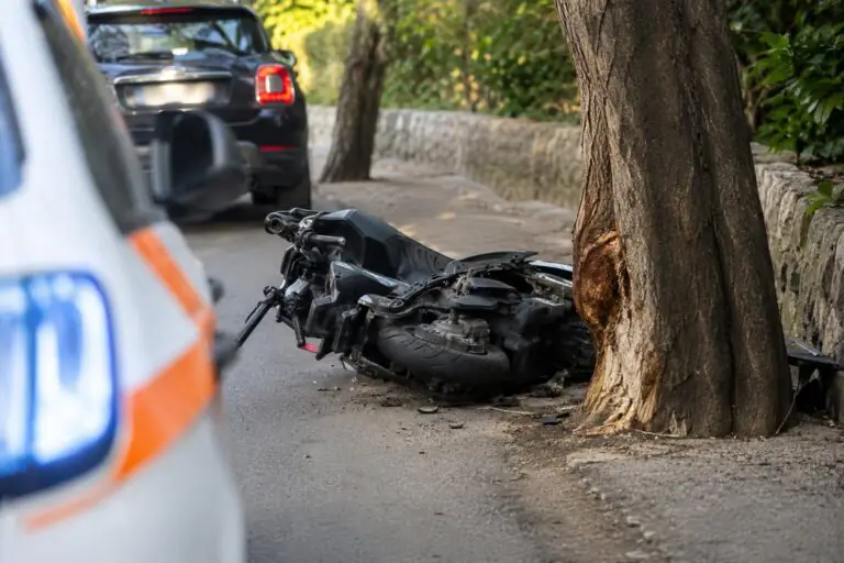 Finisce contro albero con la moto, centauro muore in ospedale
