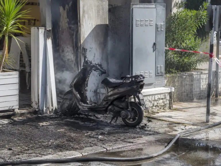 Scooter in fiamme nei presi della cabina elettrica, paura nella frazione