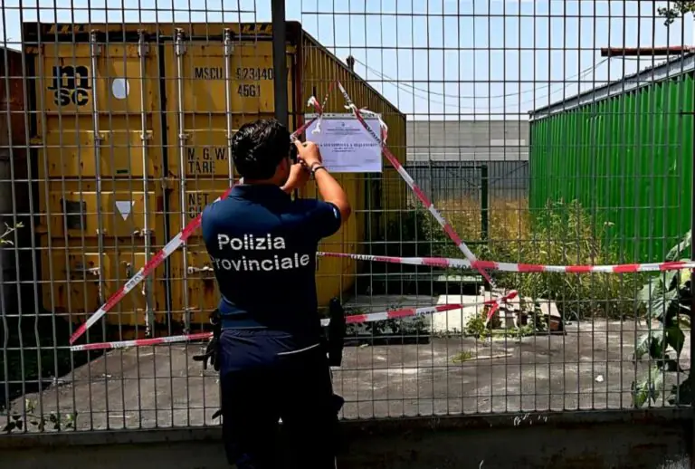 Agenti sequestrano azienda tessile, imprenditore nei guai