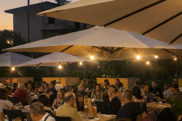spazio esterno della pizzeria Millevoglie San Nicola La Strada