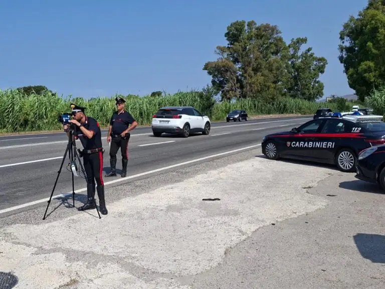Strade del mare, nuovo strumento stanga gli automobilisti: turisti multati all’istante per velocità e assicurazione