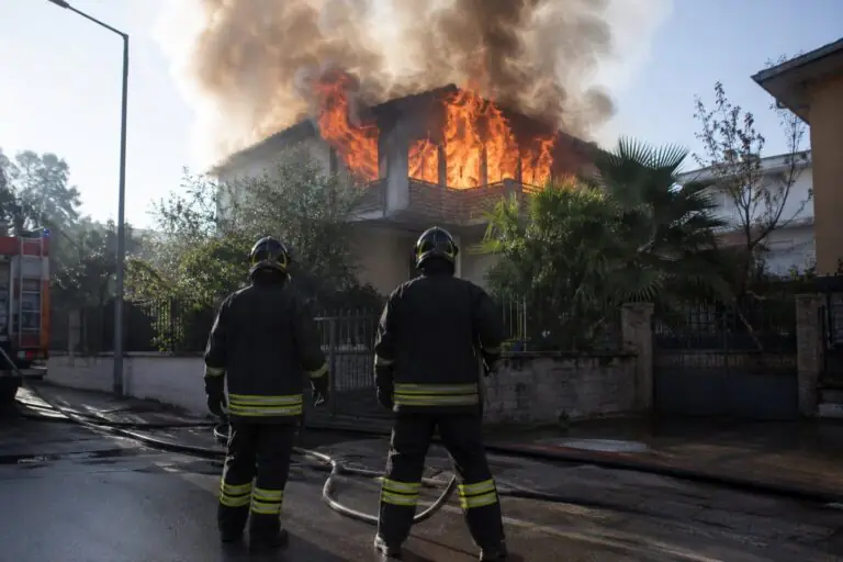 Dramma nel quartiere: abitazione in fiamme, muore residente