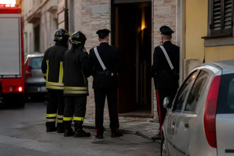 Irreperibile, carabinieri e pompieri entrano in casa e lo trovano morto