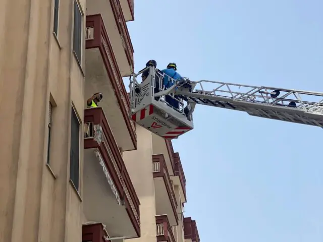 vigili del fuoco nella messa in sicurezza del condominio 