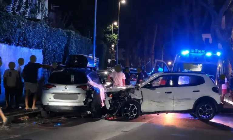 Auto finisce contro altre in sosta, 3 i feriti. Disagi alla circolazione