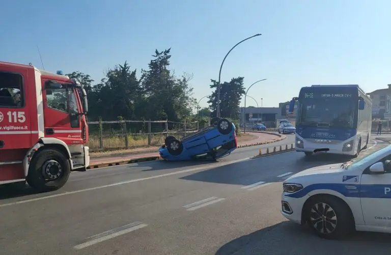 Auto sbanda e si ribalta, ci sono feriti
