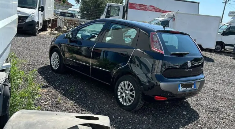 Fanno “sparire” auto e lasciano sul posto un’altra rubata