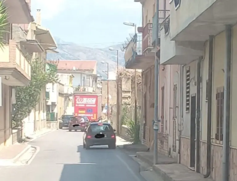 Camion resta bloccato al confine tra 2 comuni, disagi alla circolazione