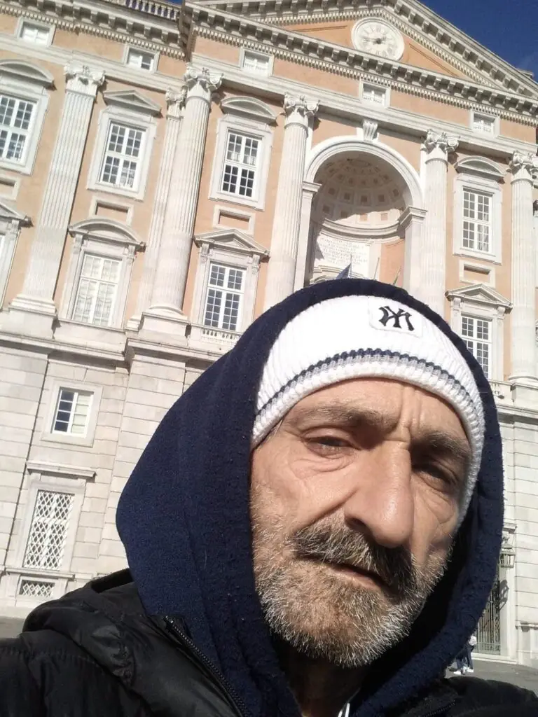Dramma in piazza: picchiato e lasciato a terra, muore in ospedale. Arrestato aggressore