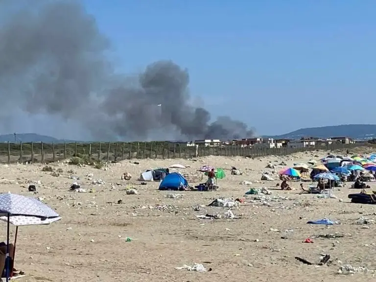 Incendio nei pressi della spiaggia invasa dai rifiuti