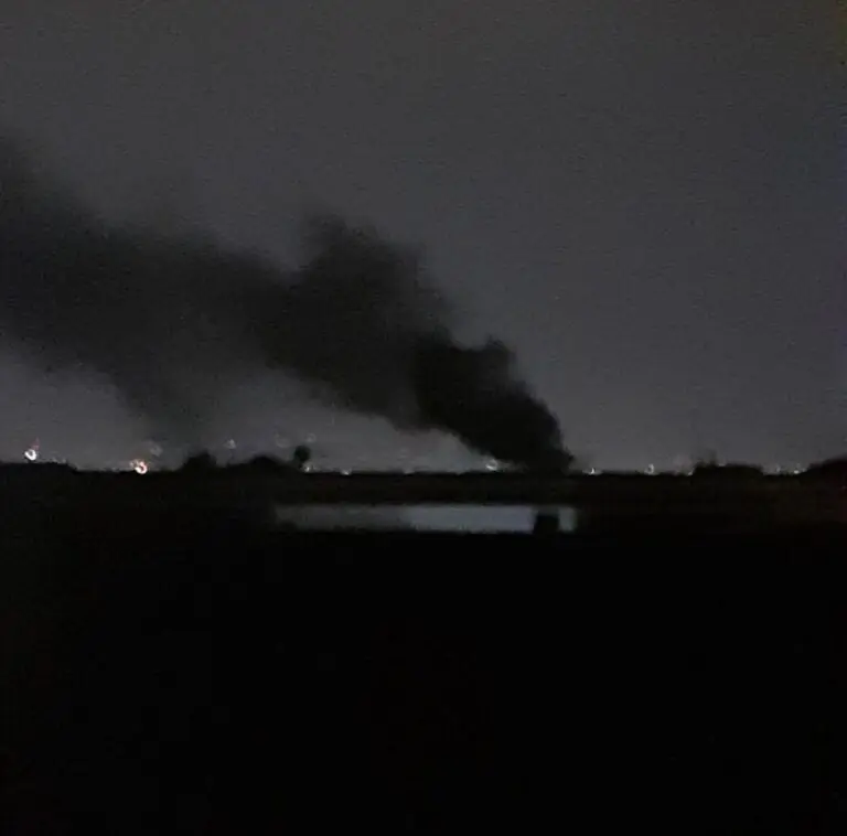 Nube di fumo al confine tra 2 comuni, residenti barricati in casa