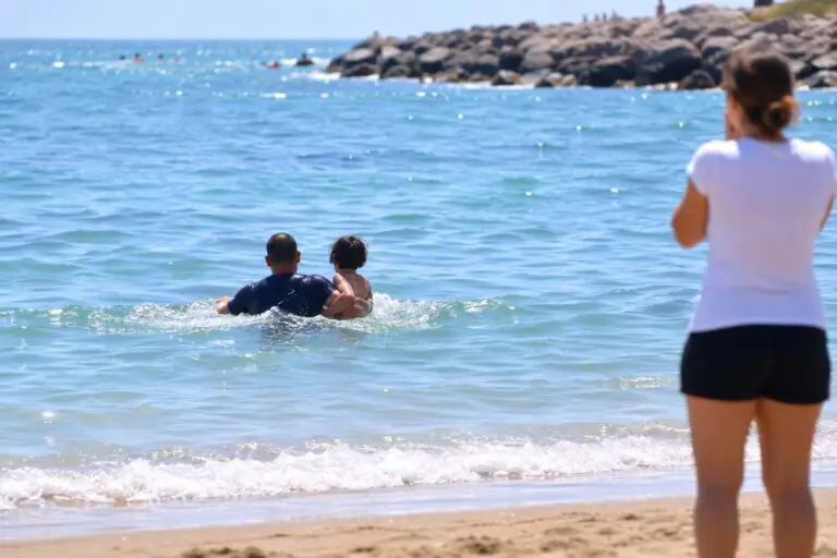 Bimbo trascinato al largo dalla corrente: salvato in extremis da poliziotto fuori servizio