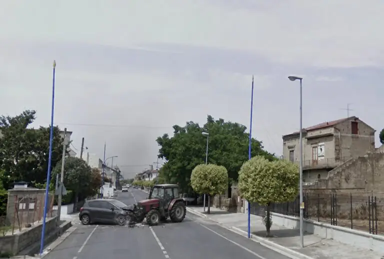 Scontro tra un’auto e un trattore nella frazione