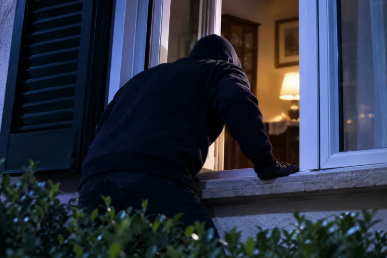 Ladri entrano in casa coi proprietari dentro