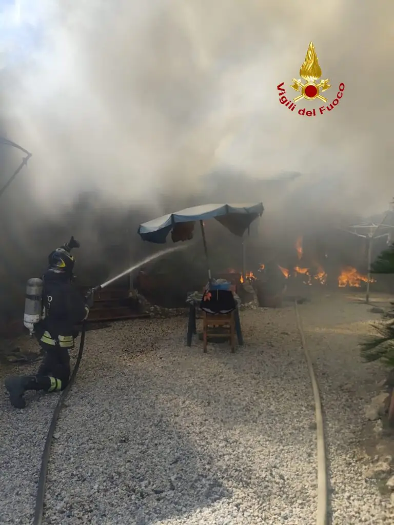 Choc nel quartiere, casa in fiamme: famiglia scappa via in tempo