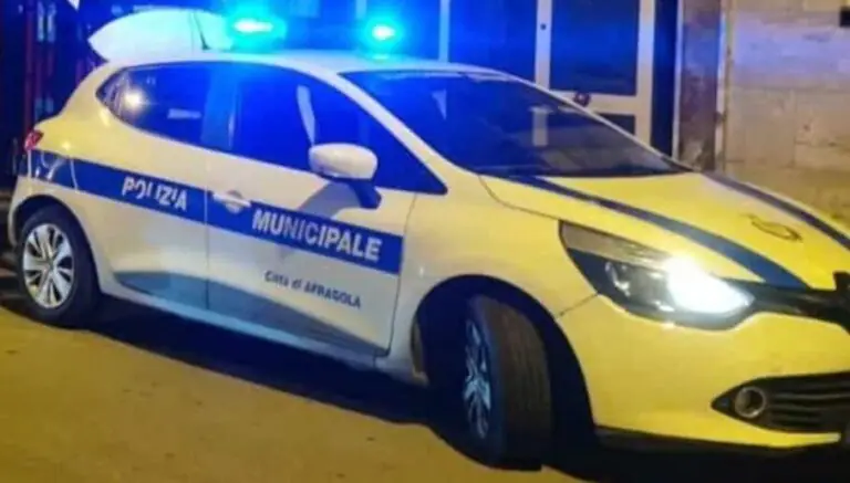 Rapporti proibiti nel parcheggio del centro commerciale, stanate 2 coppie