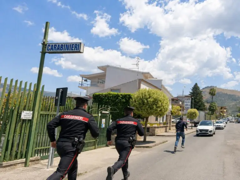 Tensione in caserma, aggredisce i carabinieri e scappa: acciuffato dopo inseguimento