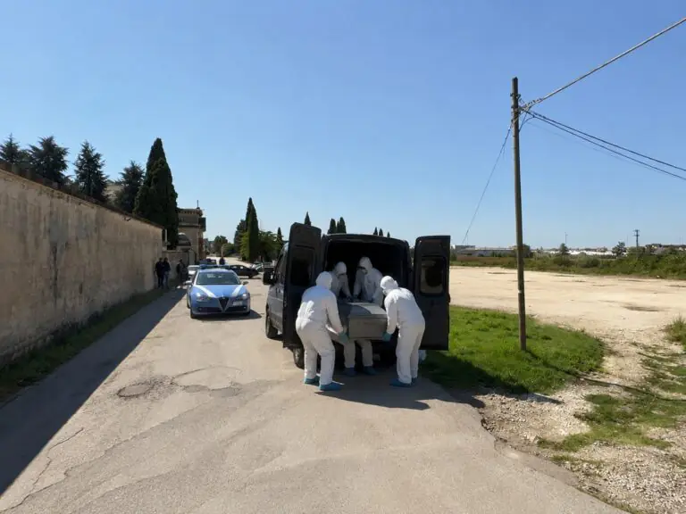 Macabro ritrovamento: corpo senza vita di una donna nei pressi del cimitero