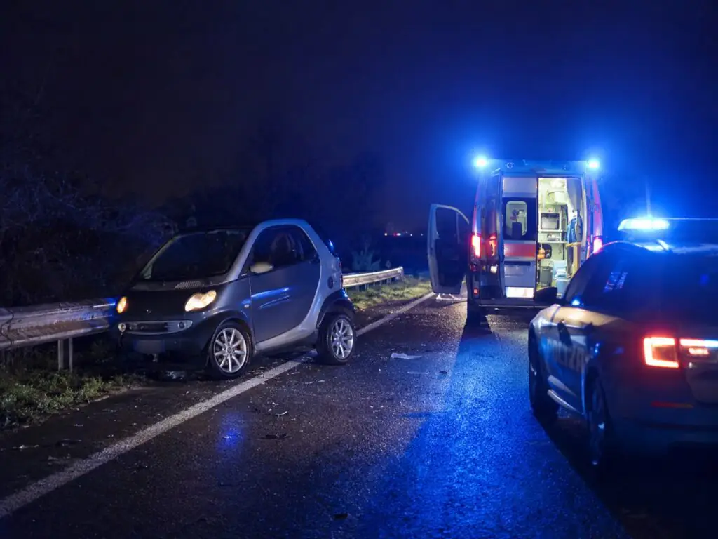 Morto sulla carreggiata, piccola auto lo centra poco dopo e si schianta: ferite 2 ragazze