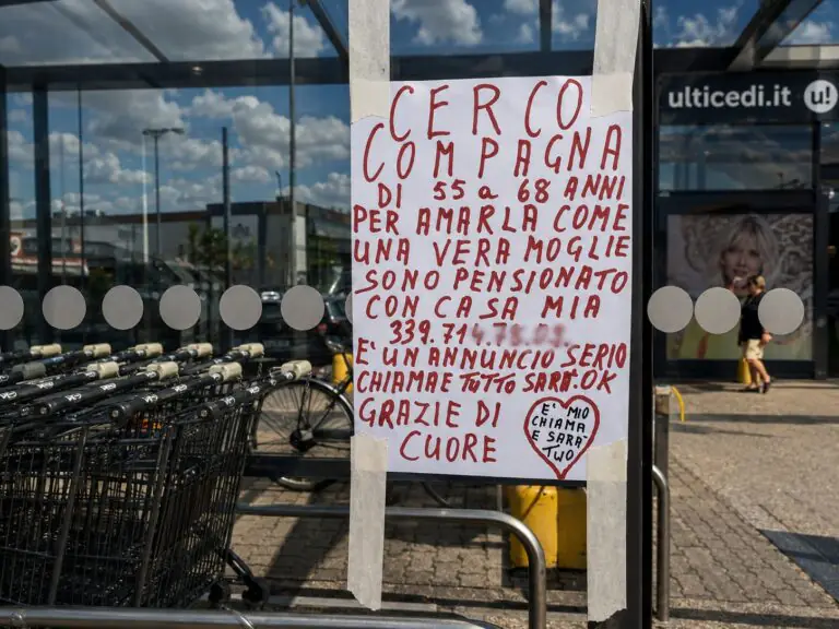 Il cuore sul vetro del supermercato: pensionato cerca una compagna
