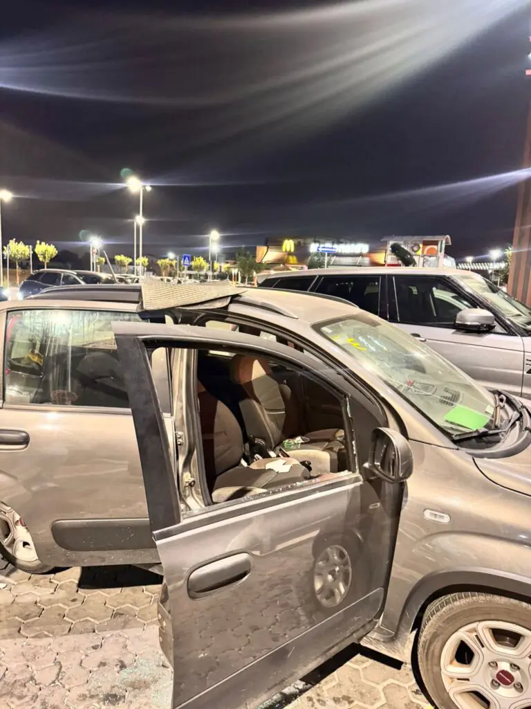 Auto vandalizzata nel parcheggio del fast food, l’appello: «Restituitemi la Bibbia di mia nonna»