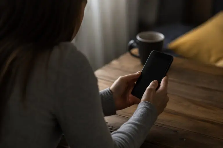 Invia video hot dell’ex alla sua ragazza e finisce nelle mani di tutti, scatta la denuncia