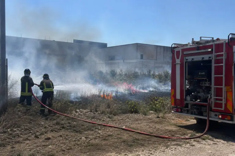 Paura nella valle: rogo nei pressi della zona industriale