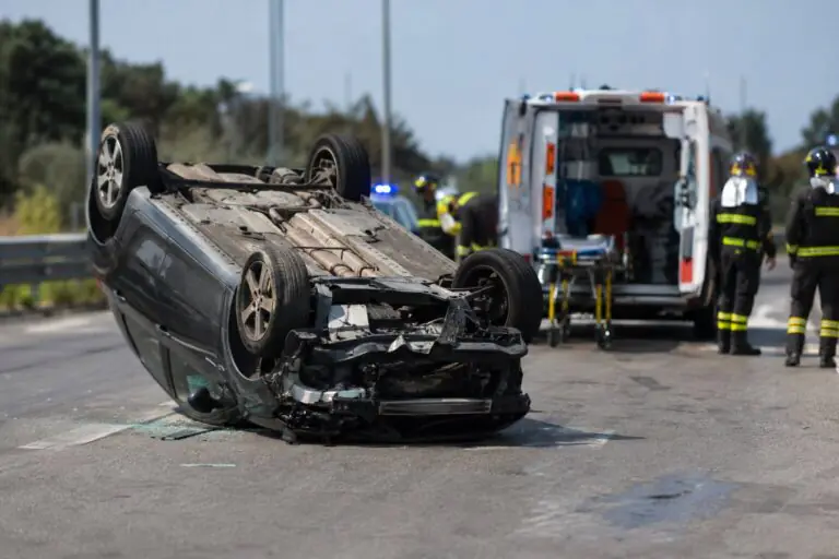 Auto si ribalta sulla Statale, 2 giovani trasportati d’urgenza