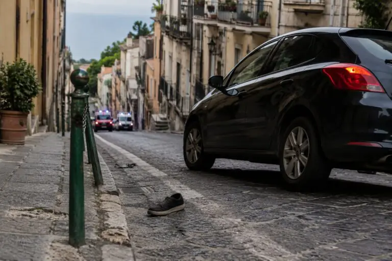 Travolto dalla sua auto, muore in ospedale