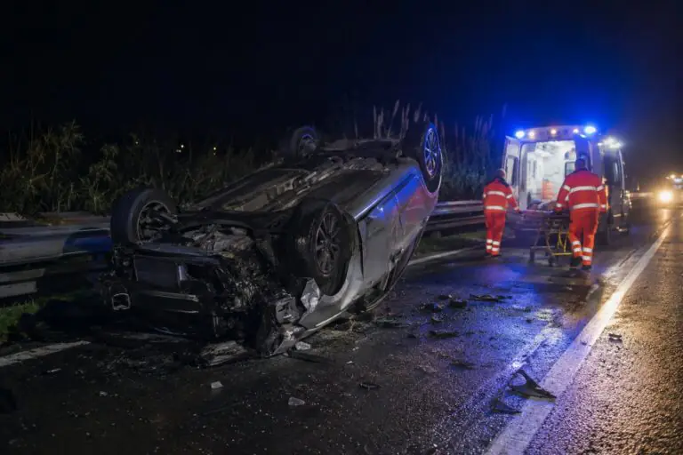 Finisce contro guardrail e si ribalta, choc sulla Statale